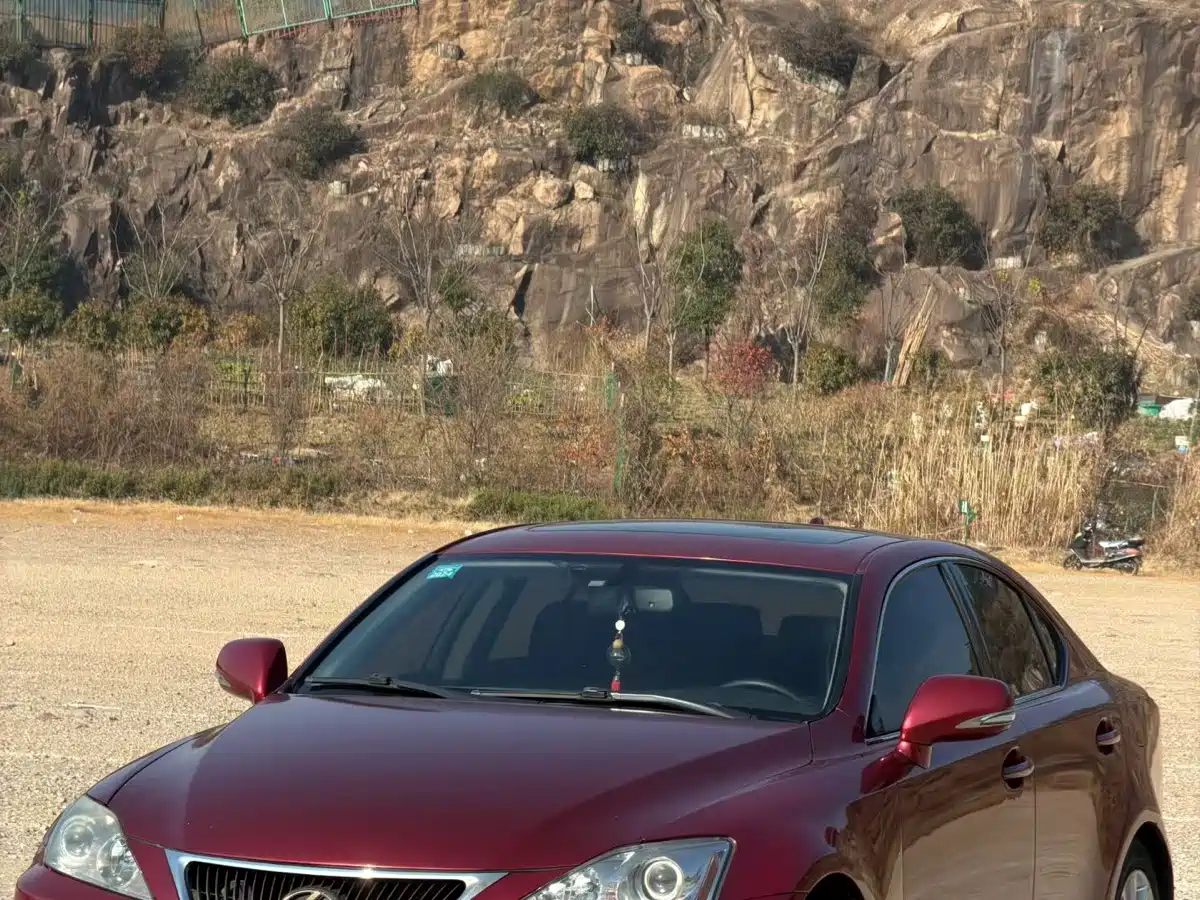 Фото 2 - Lexus IS