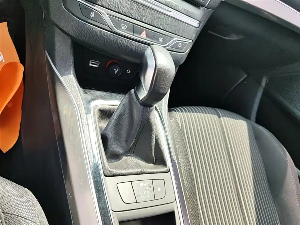 Peugeot 408 2016 1.6T Automatic Luxury Edition фото 14