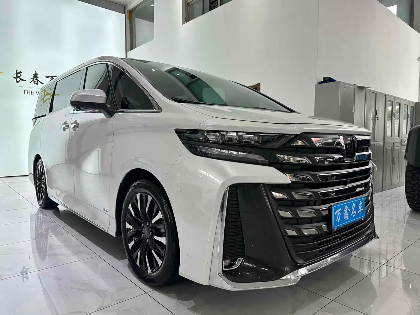 Toyota Vellfire 2024 Crown Hybrid 2.5L Executive Premium Edition фото 3