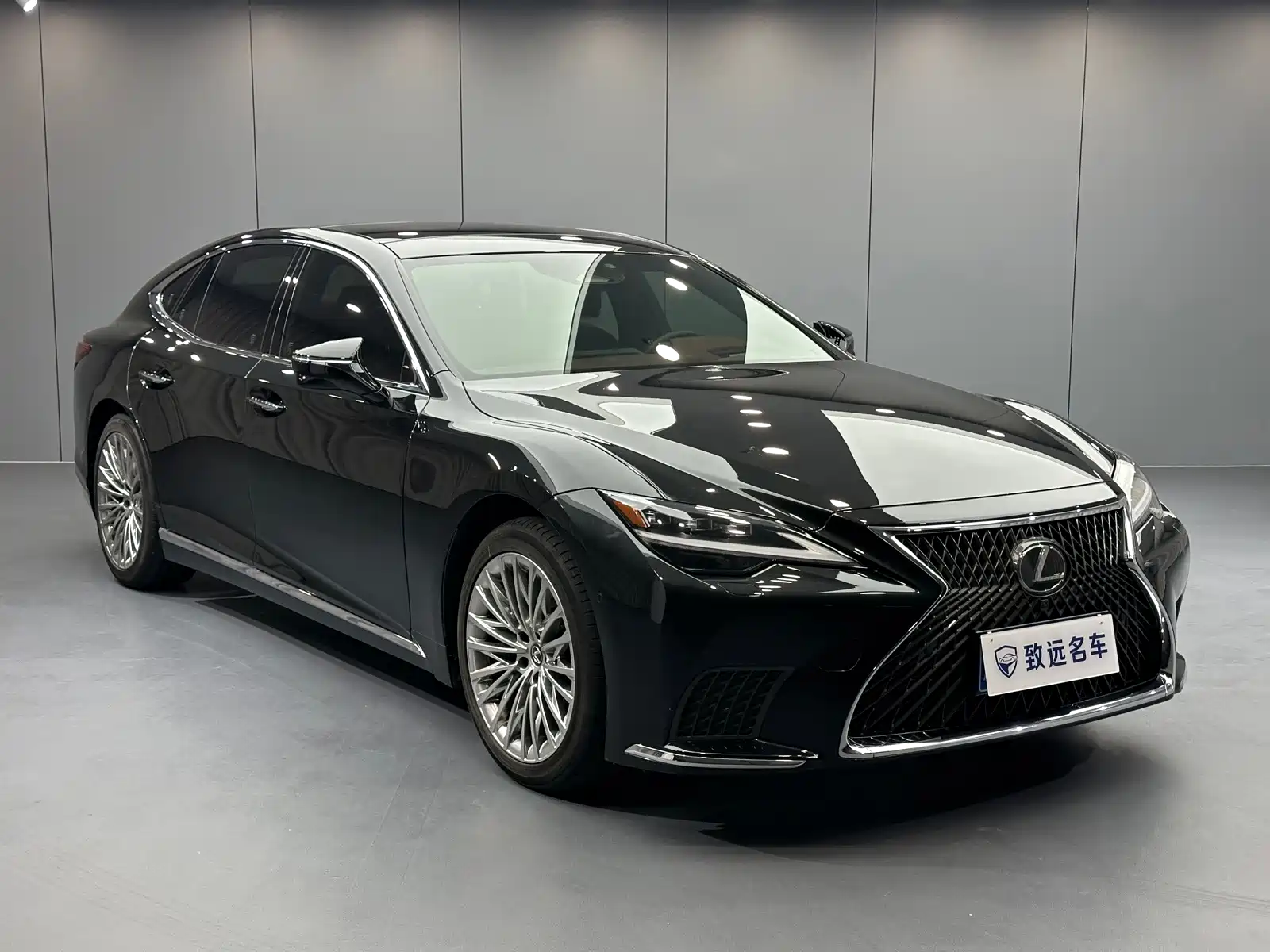 Фото 3 - Lexus LS