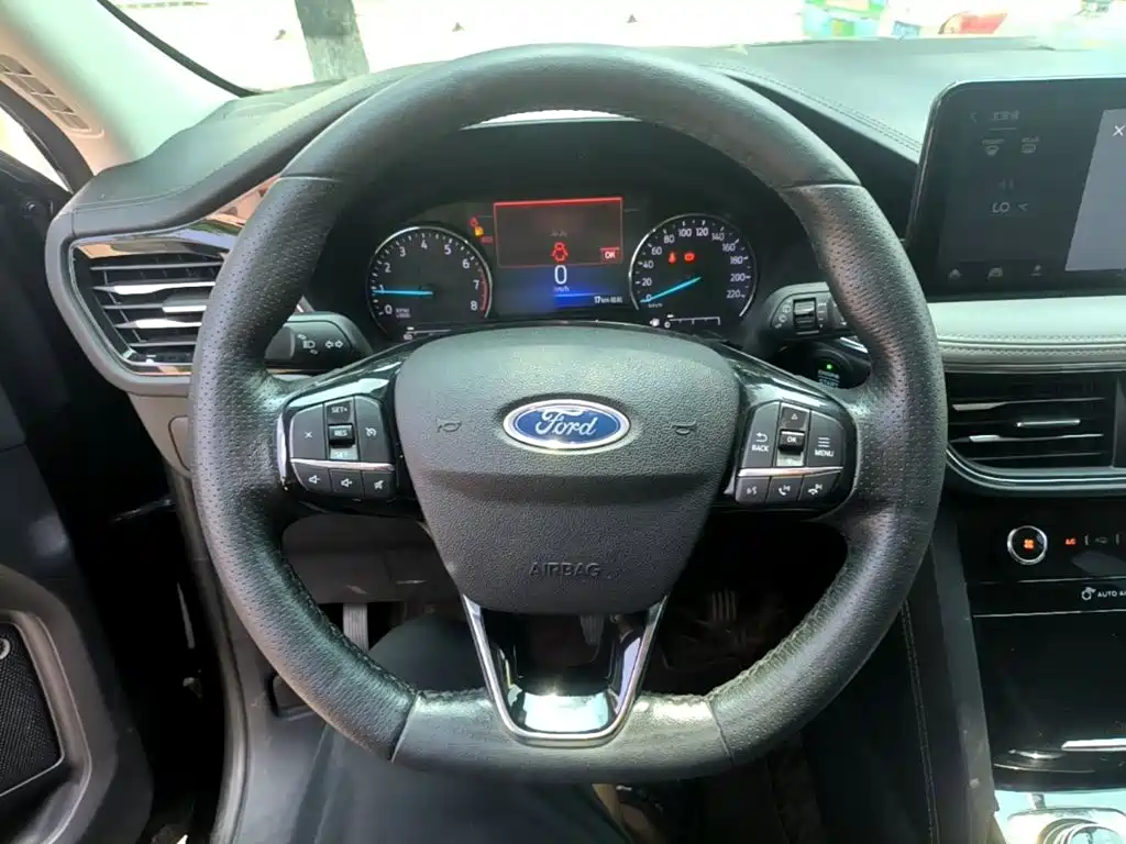 Фото 11 - Ford Escape