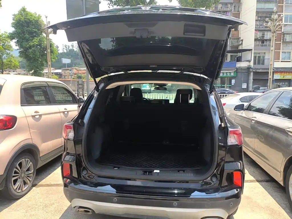 Фото 19 - Ford Escape