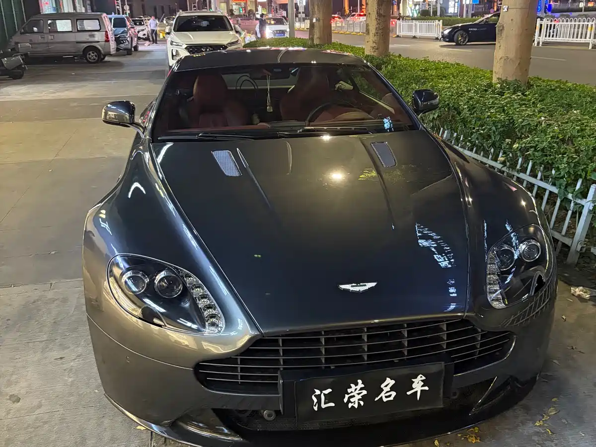 Фото 2 - Aston Martin Vantage