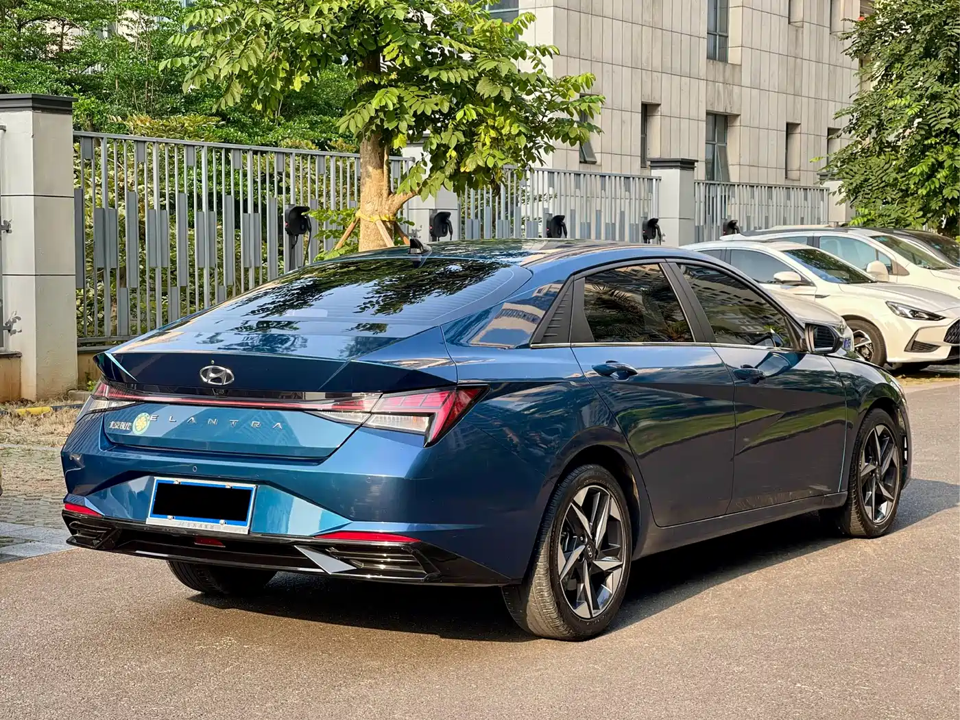 Hyundai Elantra 2022 1.5L CVT LUX Premium Edition фото 9