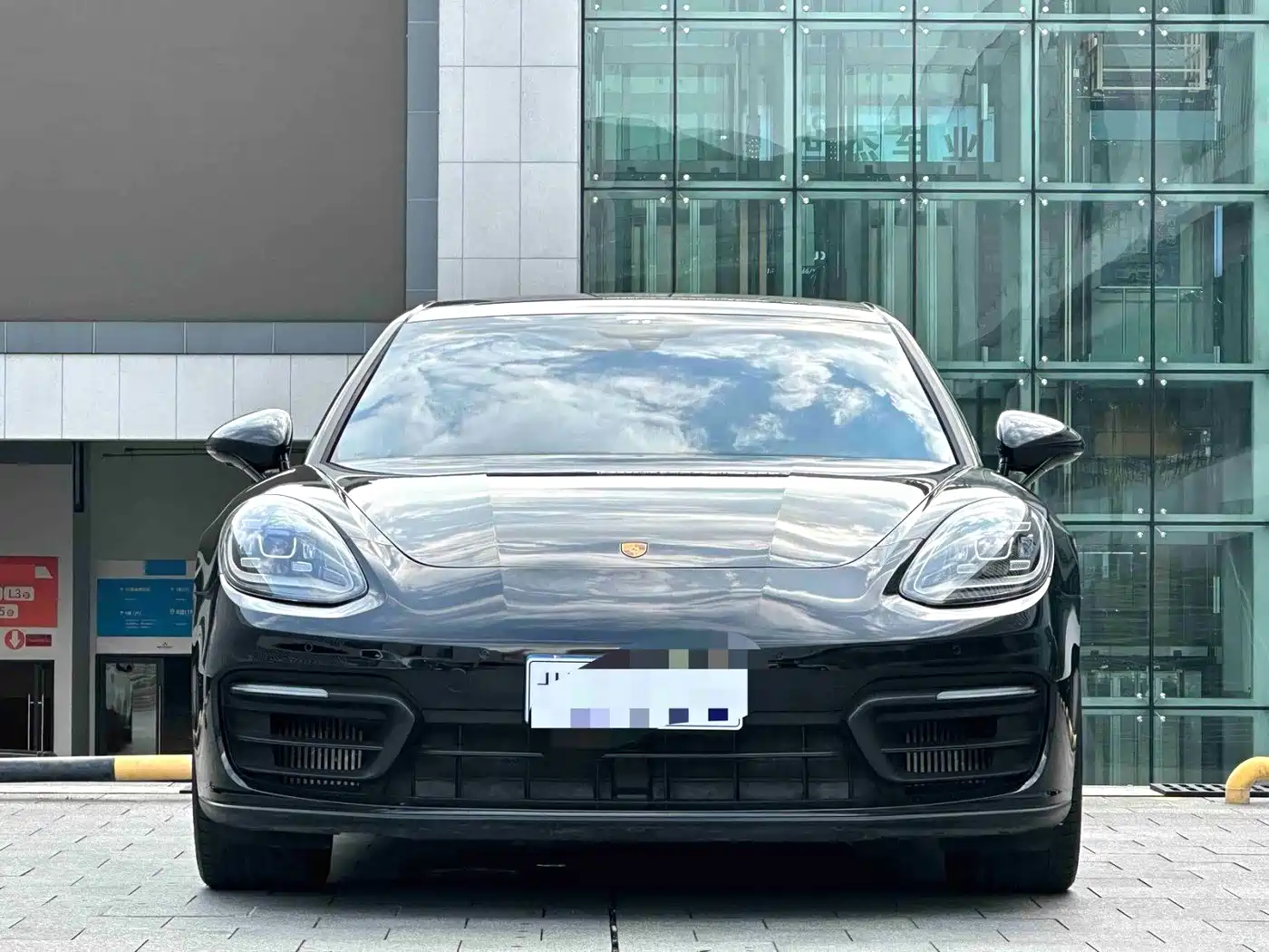 Photo 2 - Porsche Panamera