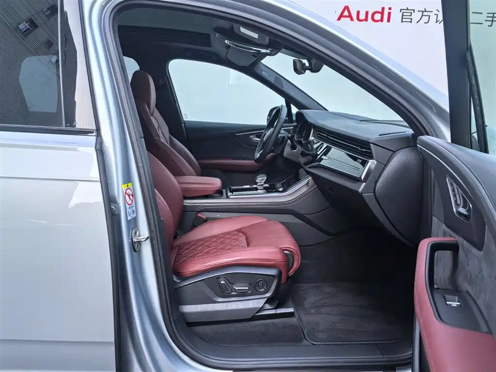 Audi SQ7 2024 4.0 TFSI фото 14