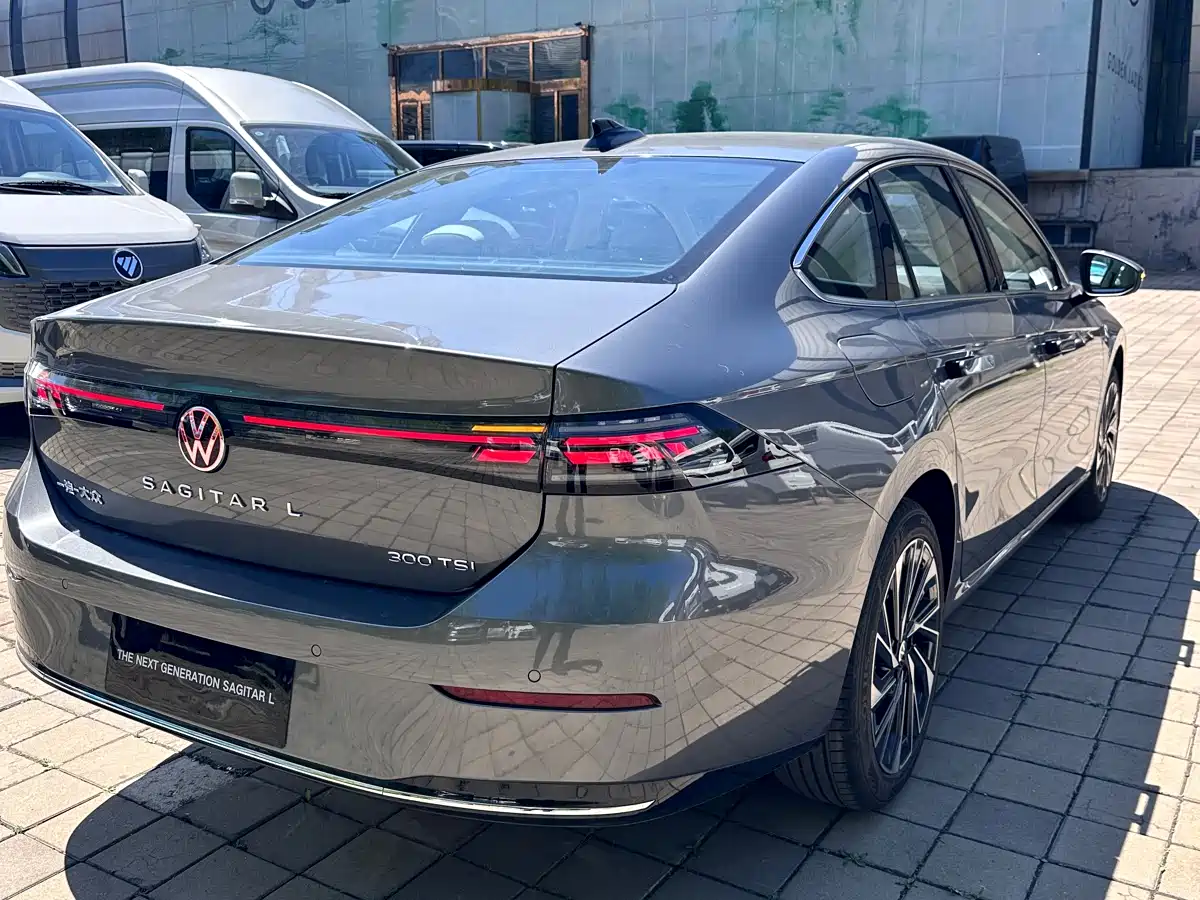 Volkswagen Sagitar 2025 300TSI DSG High-end Model фото 4