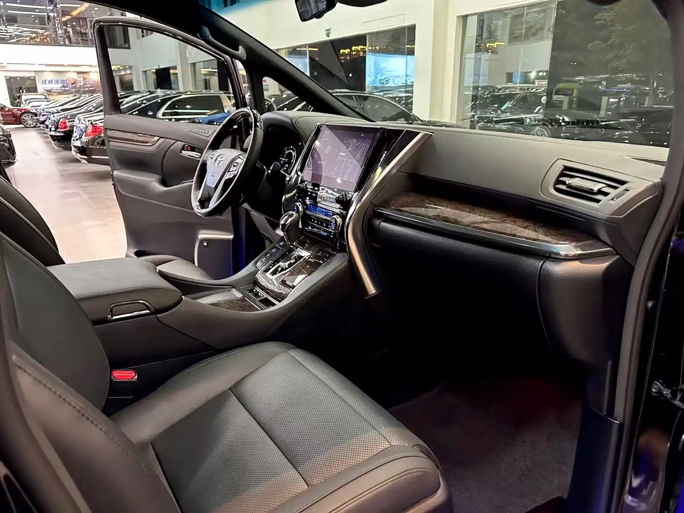 Toyota Alphard 2021 Hybrid 2.5L Ultimate фото 9