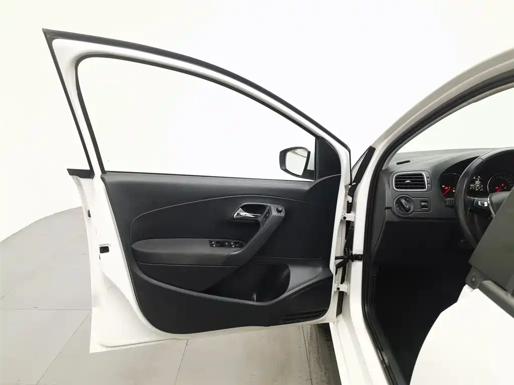 Volkswagen Polo 2016 1.6L Automatic Comfort фото 8