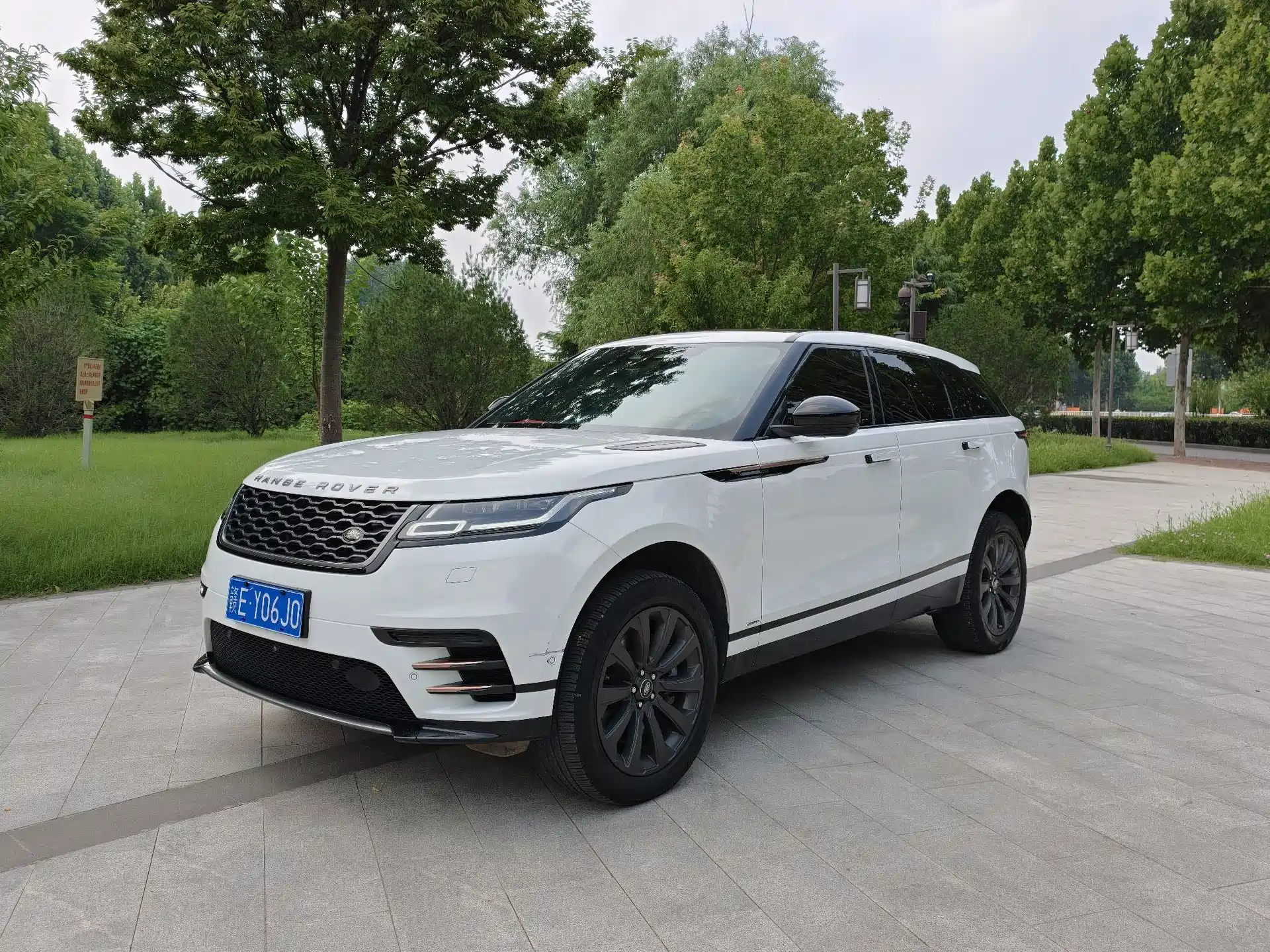 Фото 1 - Land Rover Range Rover Velar