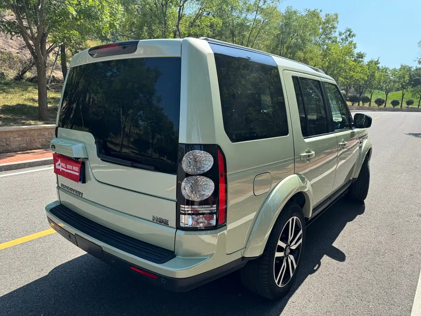 Photo 8 - Land Rover Discovery