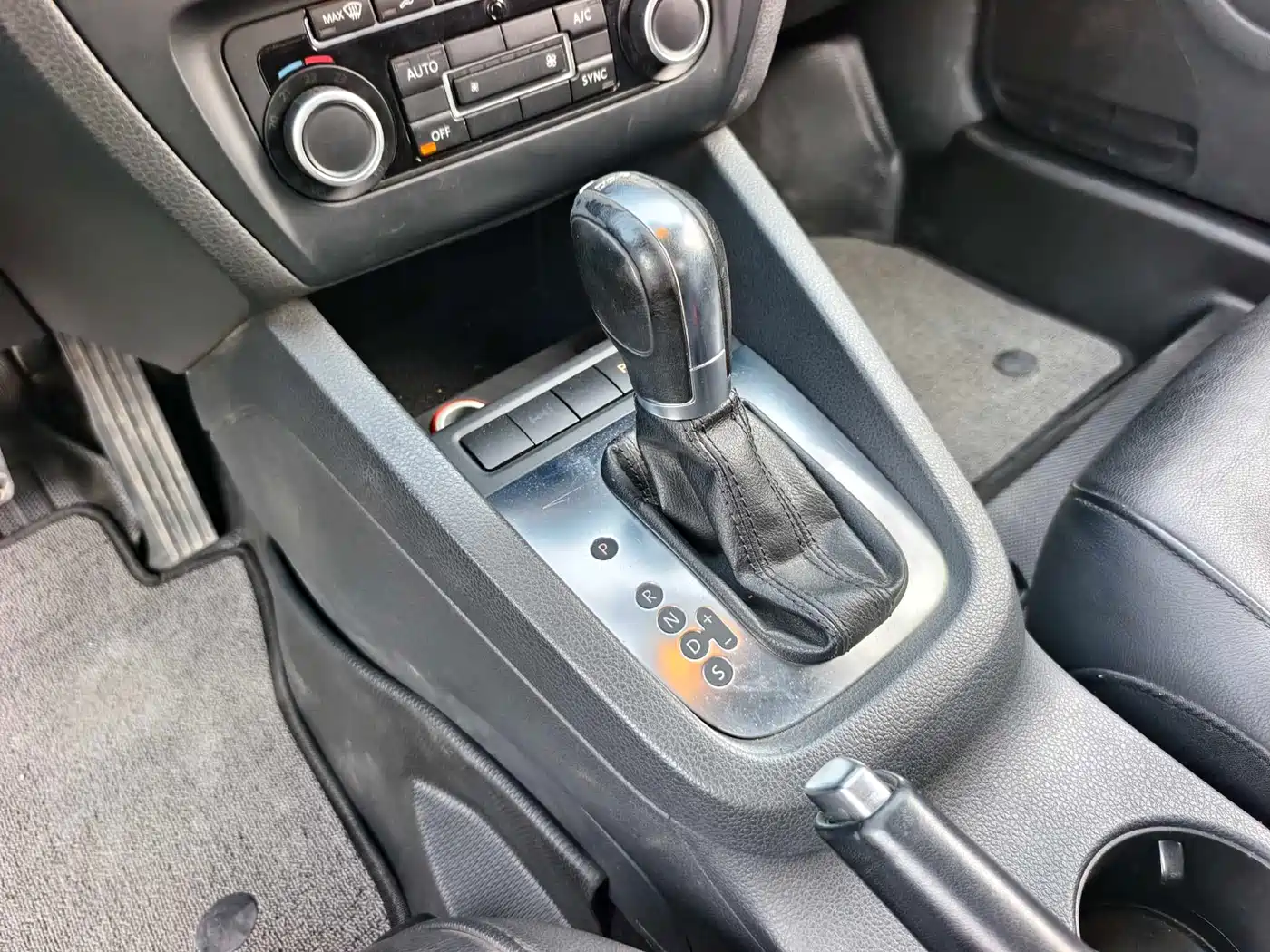 Volkswagen Sagitar 2012 1.4TSI Automatic Luxury фото 9