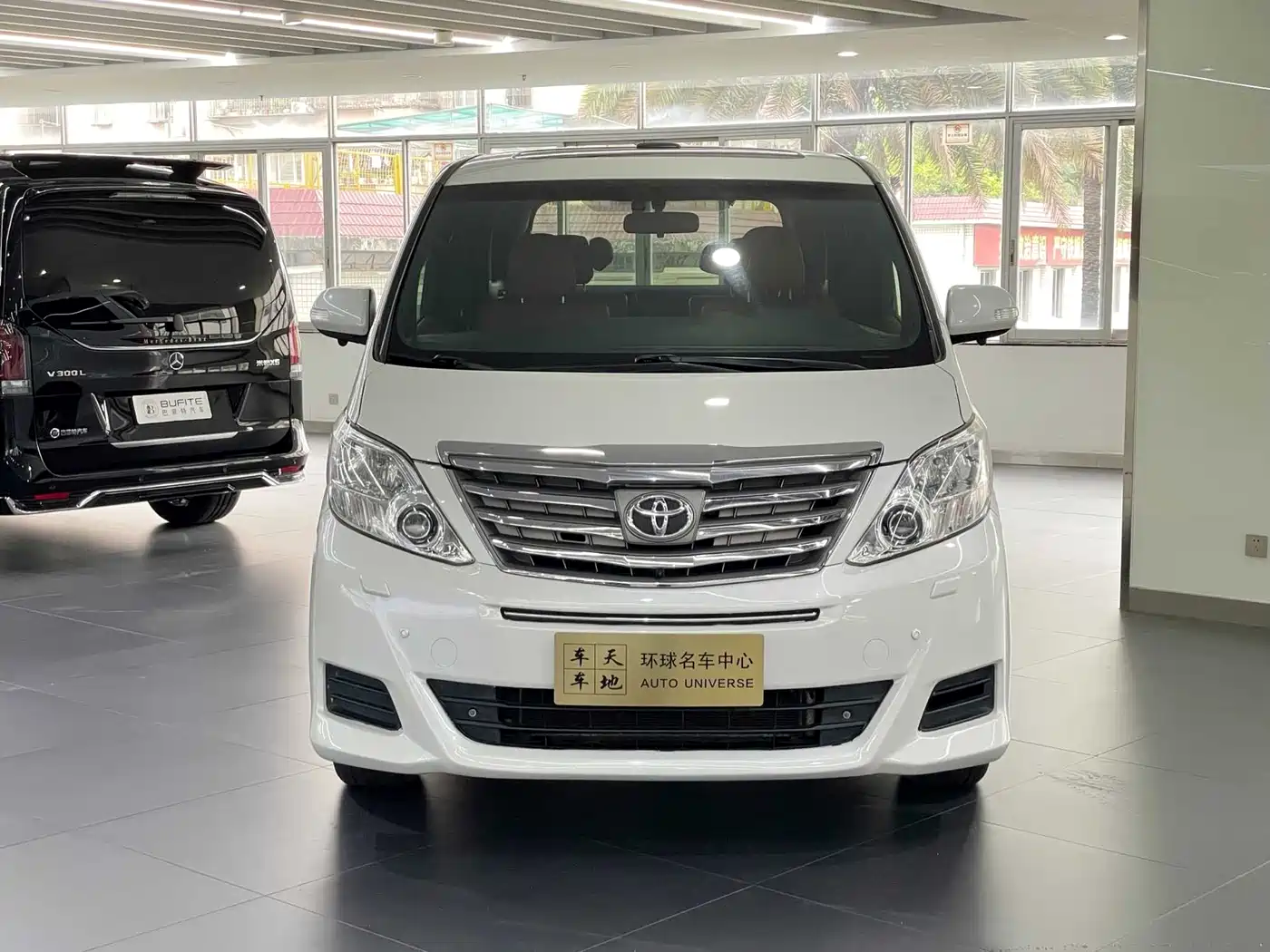 Toyota Alphard фото 2