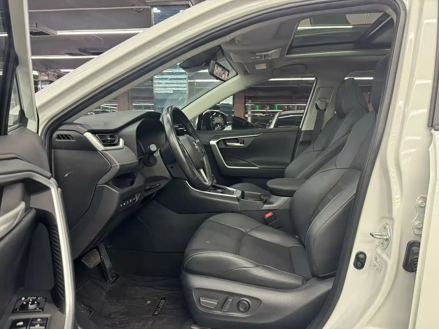 Toyota Wildlander 2023 Hybrid 2.5L E-CVT AWD Premium Edition фото 4