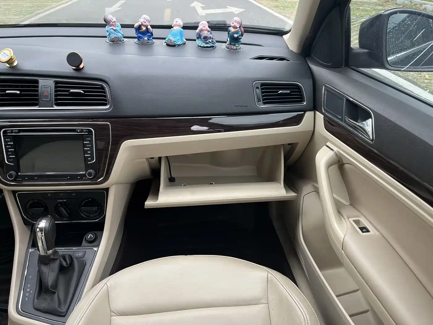 Volkswagen Lavida 2015 1.6L Automatic Comfort Edition фото 9