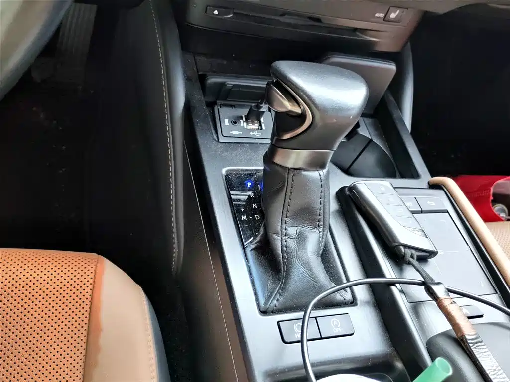 Lexus ES 2021 200 Excellence Edition фото 11