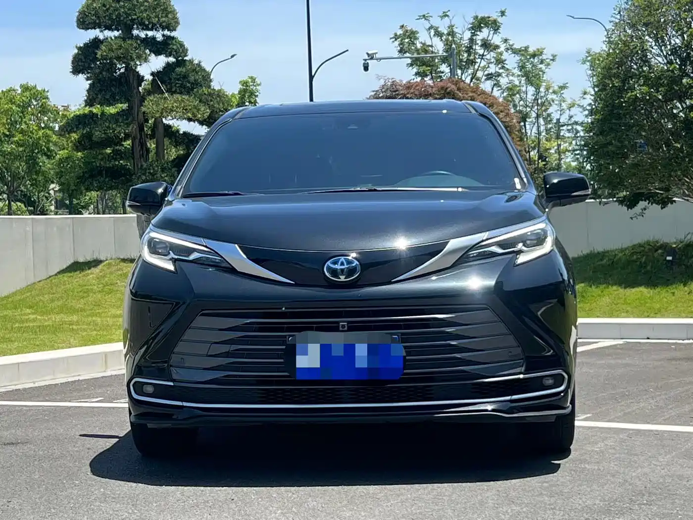 Toyota Sienna 2023 2.5L Hybrid Premium Edition фото 2