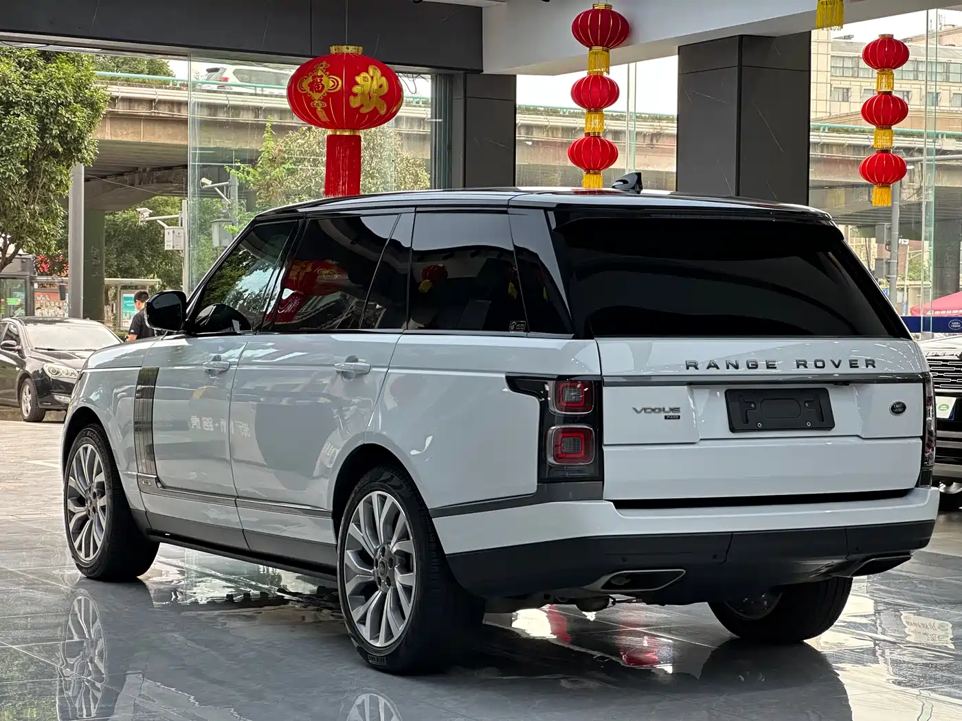 Land Rover Range Rover 2021 3.0 L6 Heritage Extended Classic Edition фото 20