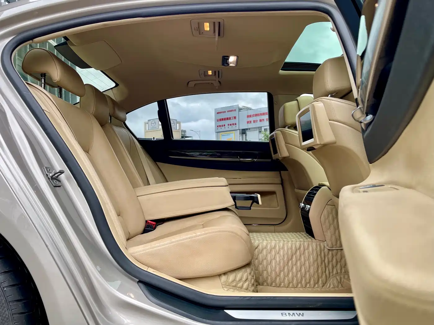 BMW 7 Series 2009 Model 740Li Leading Edition фото 12