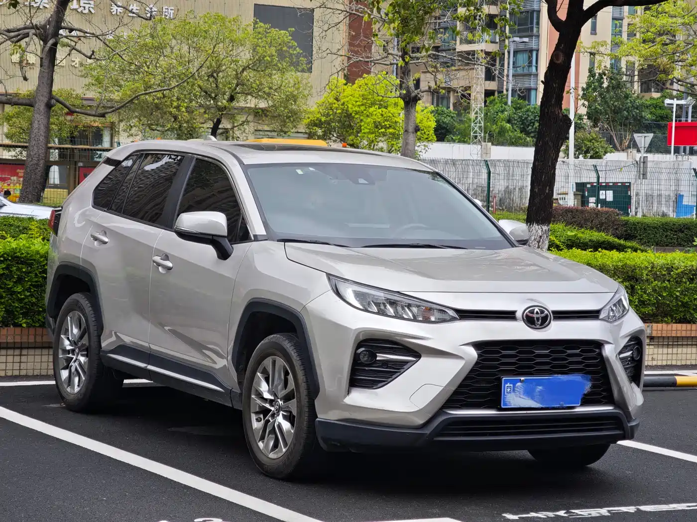 Toyota Wildlander 2022 2.0L CVT FWD Luxury Edition фото 2