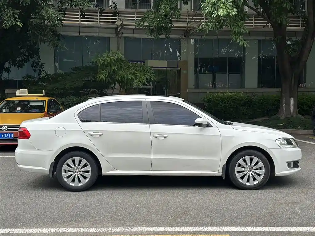 Volkswagen Lavida 2013 1.6L Automatic Comfort Edition фото 7