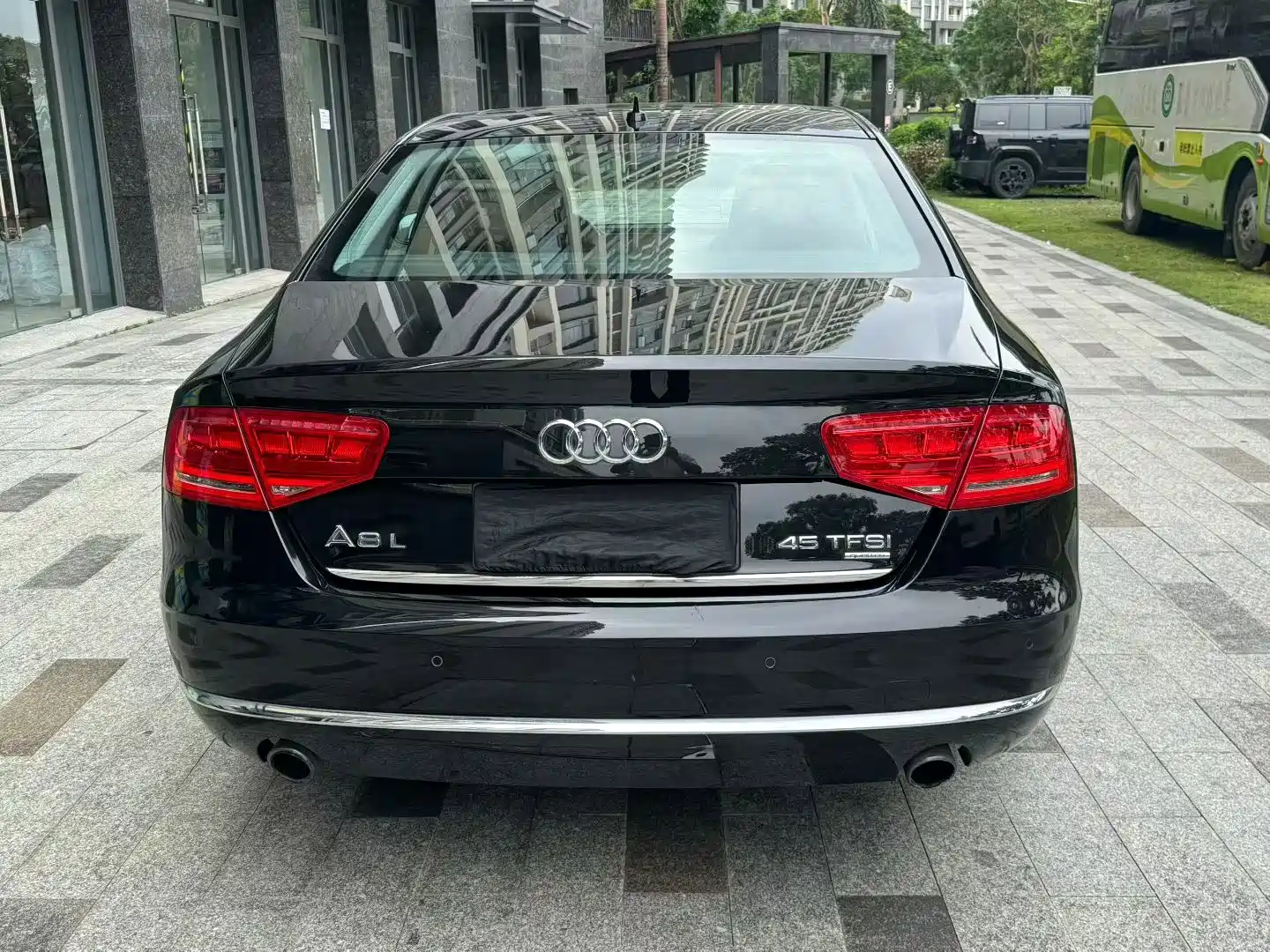 Photo 8 - Audi A8