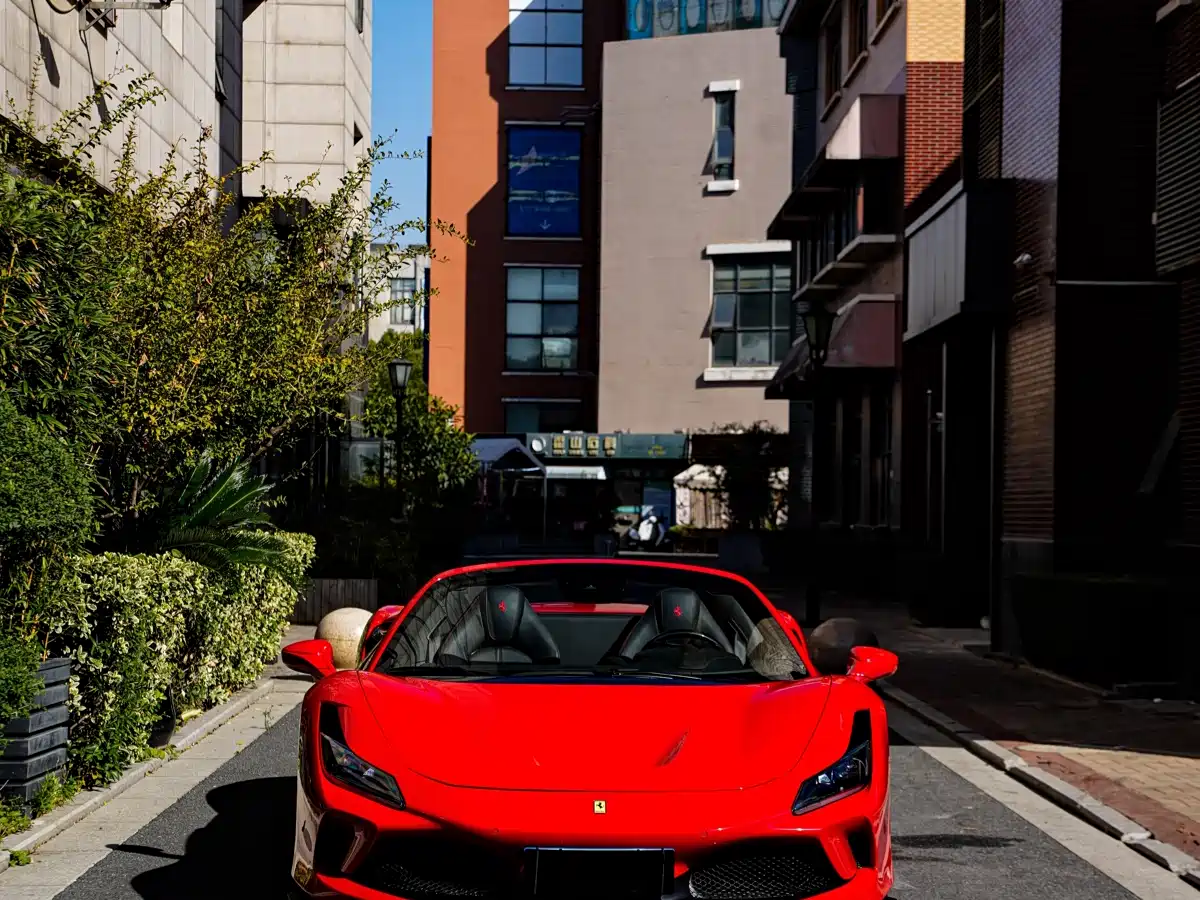 FERRARI F8