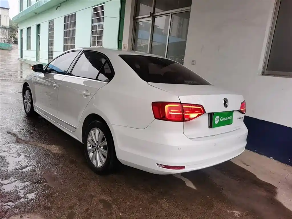 Volkswagen Sagitar 2015 1.6L Automatic Comfort фото 5