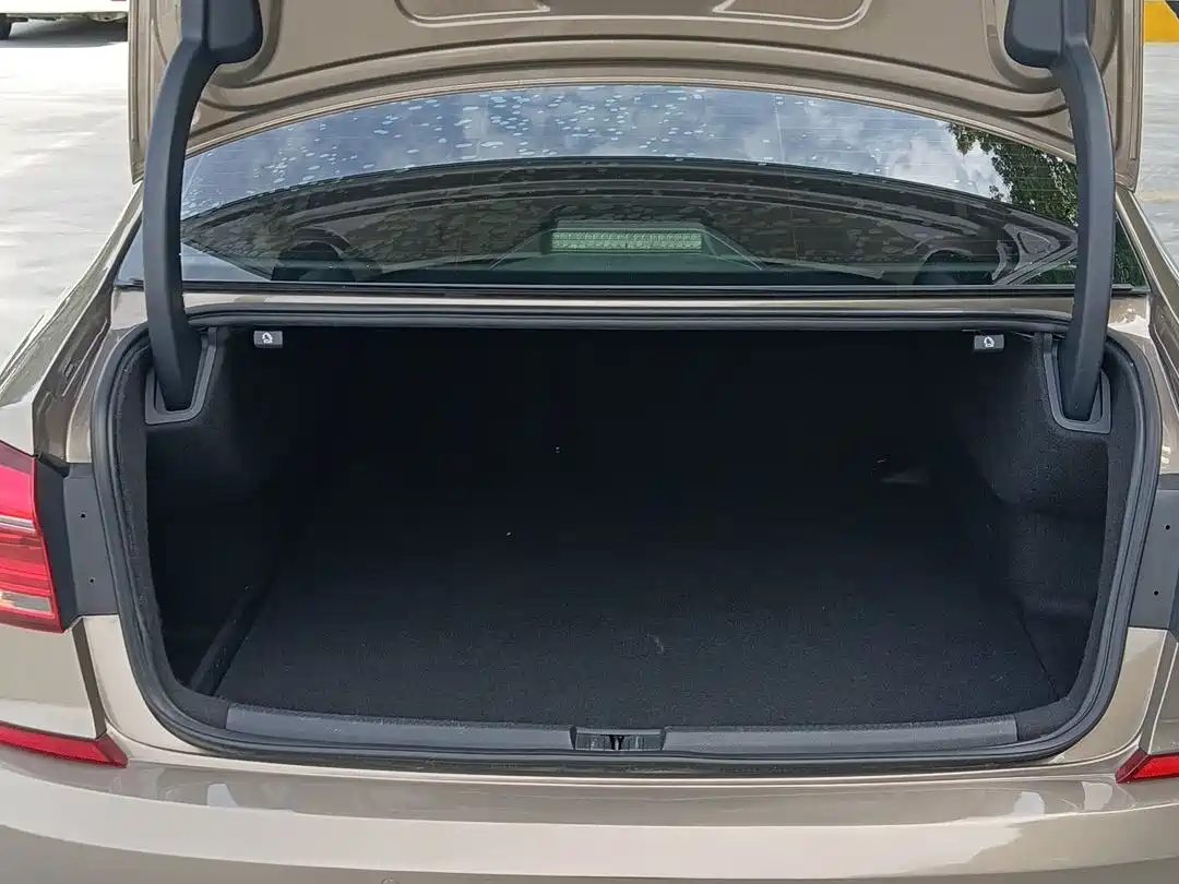 Volkswagen Passat 2017 330TSI DSG Luxury фото 15