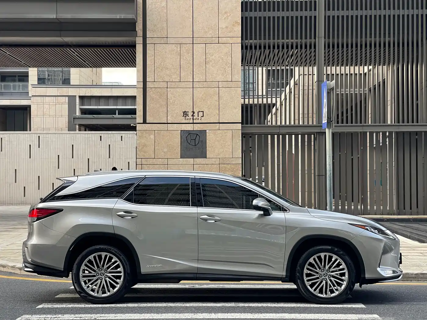 Фото 6 - Lexus RX