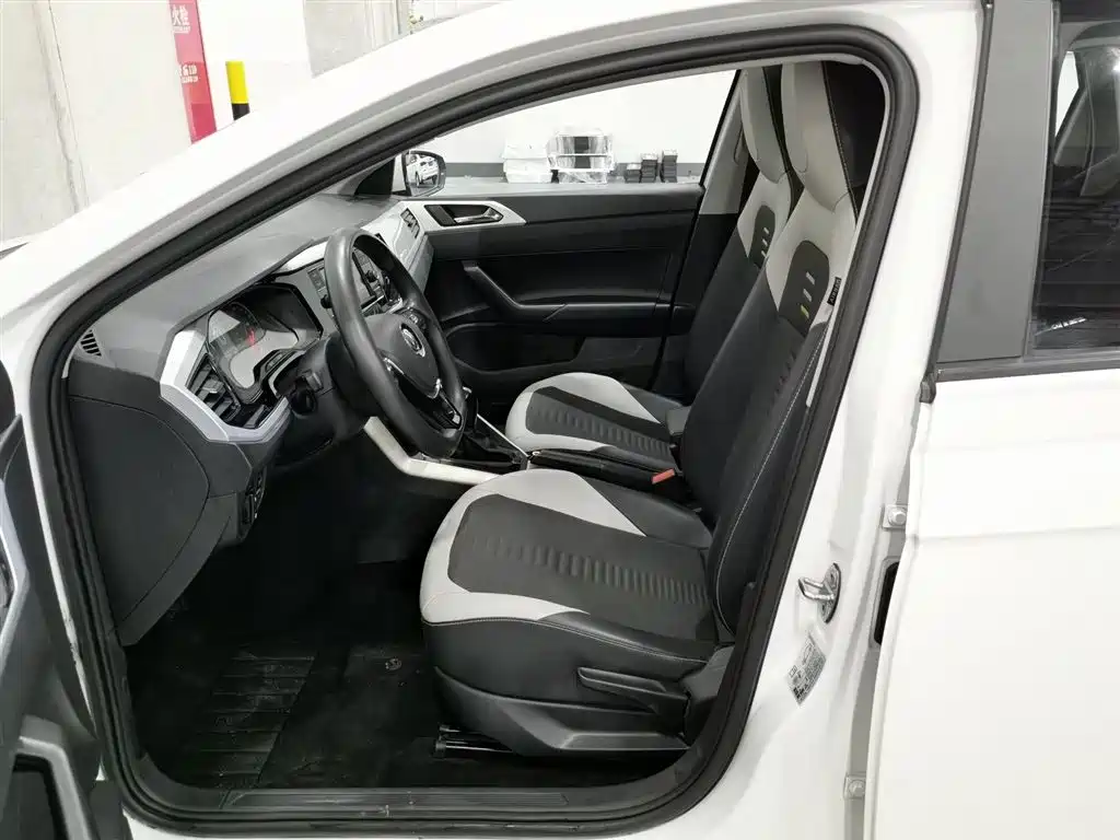 Volkswagen Polo 2019 Plus 1.5L Automatic Colorful Tech Edition фото 10