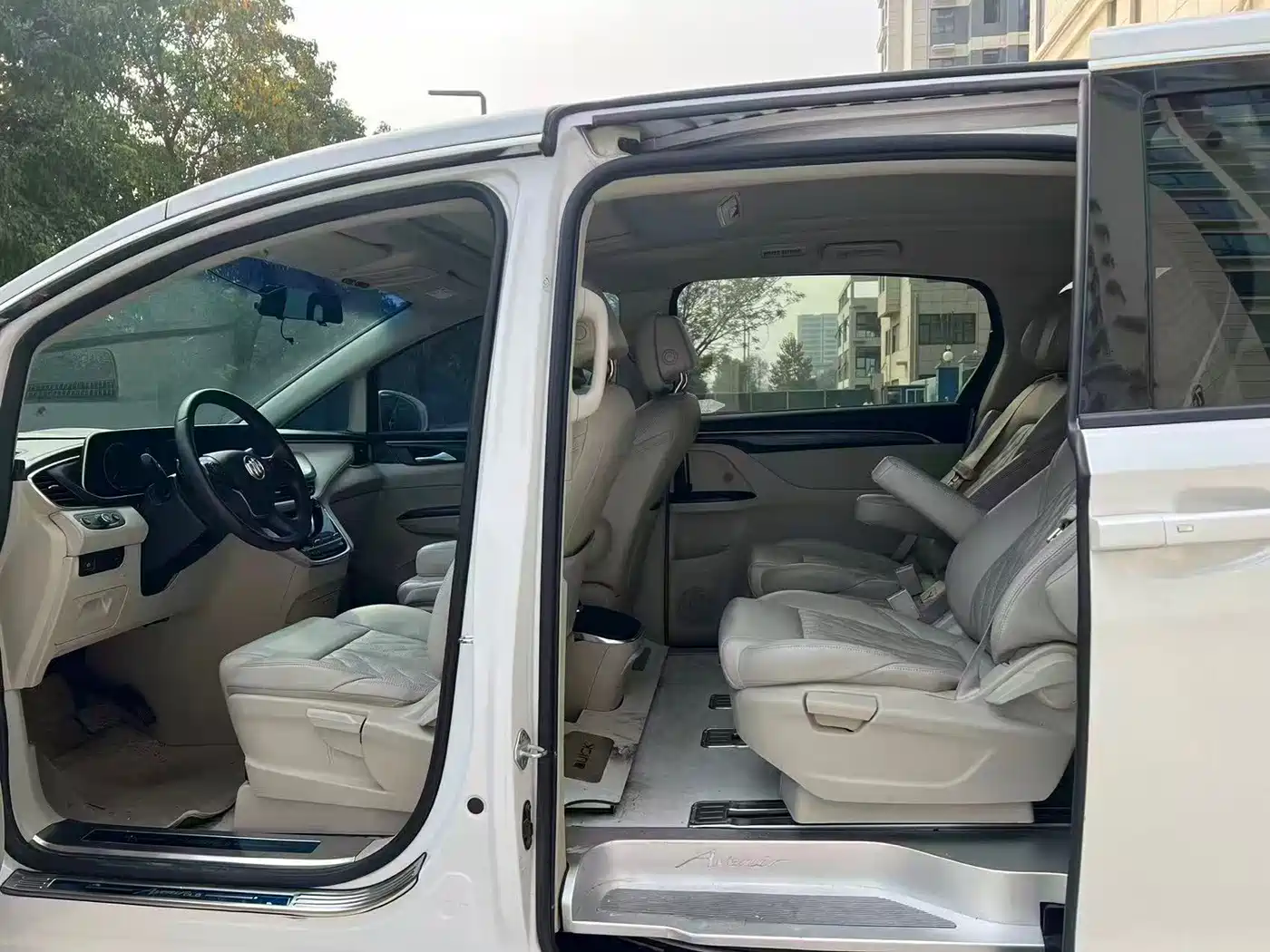 Photo 4 - Buick GL8