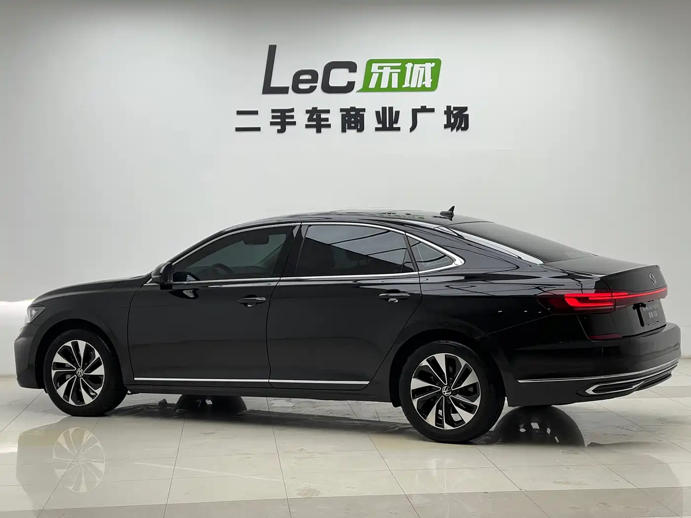 Volkswagen Passat 2023 330TSI Starlight Elite Edition фото 13