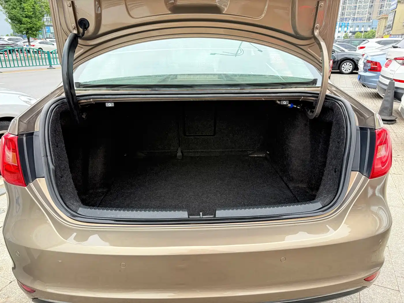 Volkswagen Sagitar 2014 Facelift 1.6L Automatic Comfort фото 12