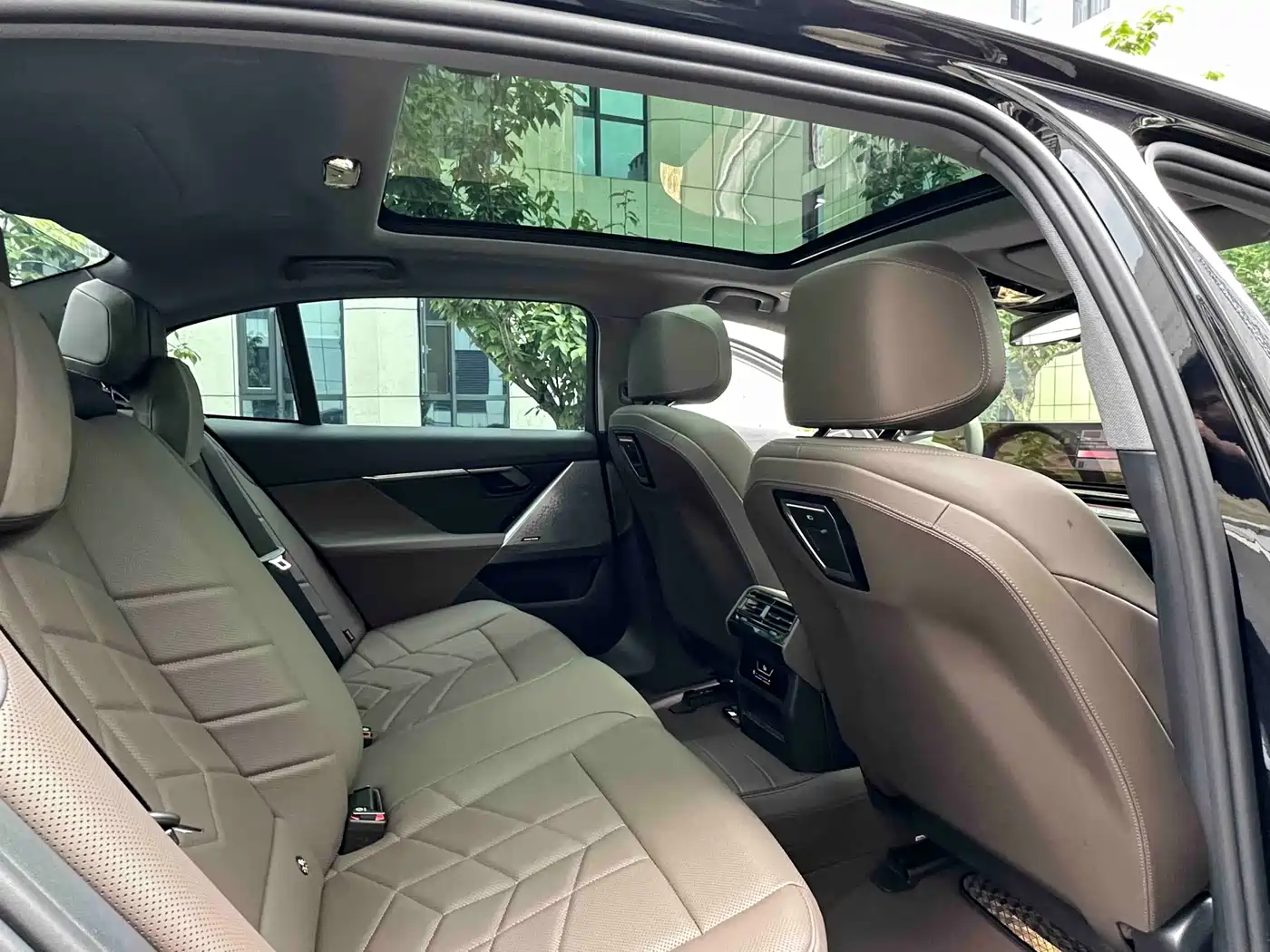 BMW 5 Series 2025 530Li Leading M Sport Package фото 21