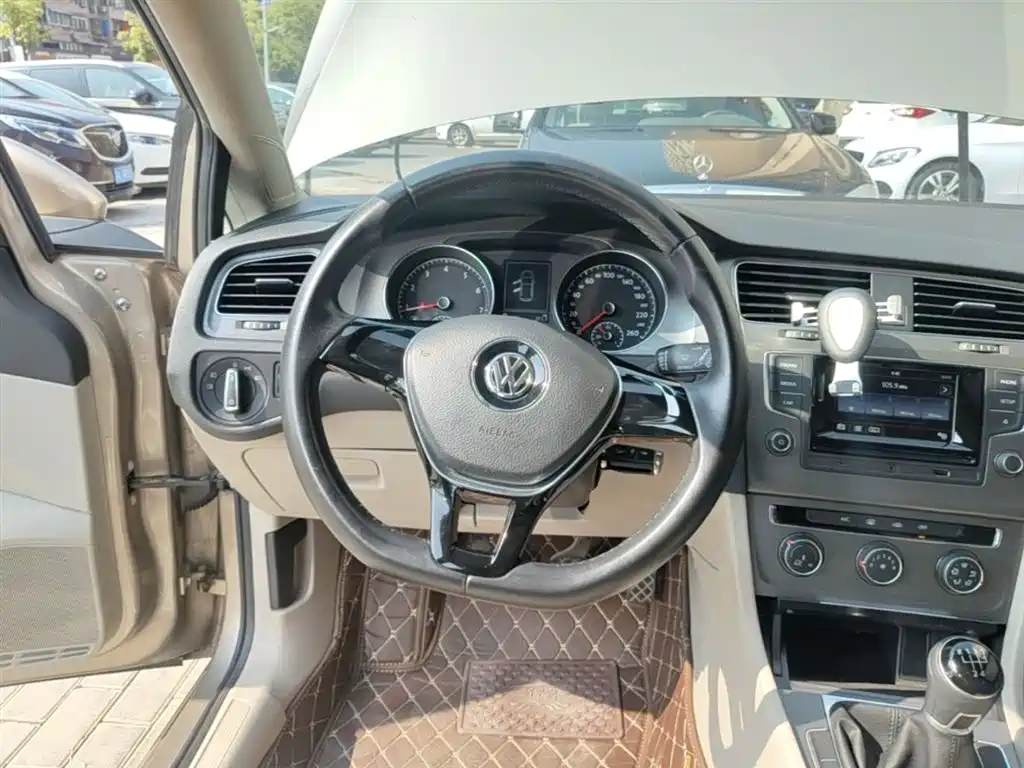 Volkswagen Golf 2016 230TSI Manual Comfort фото 11