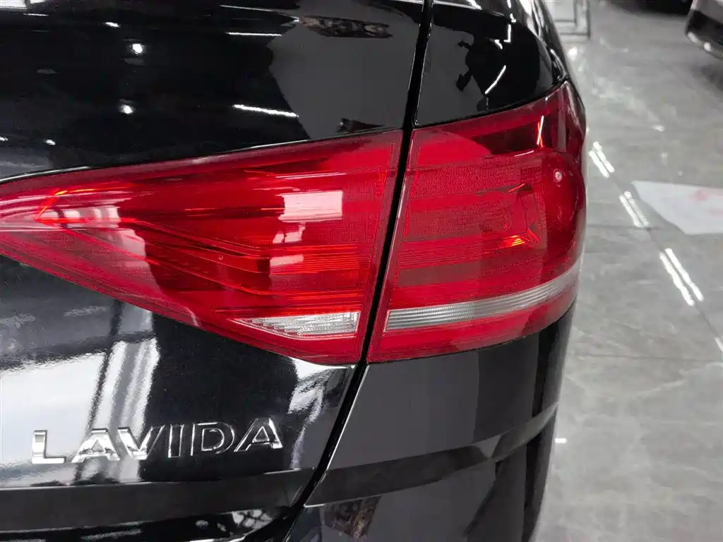 Volkswagen Lavida 2017 1.6L Manual Comfort Edition фото 10