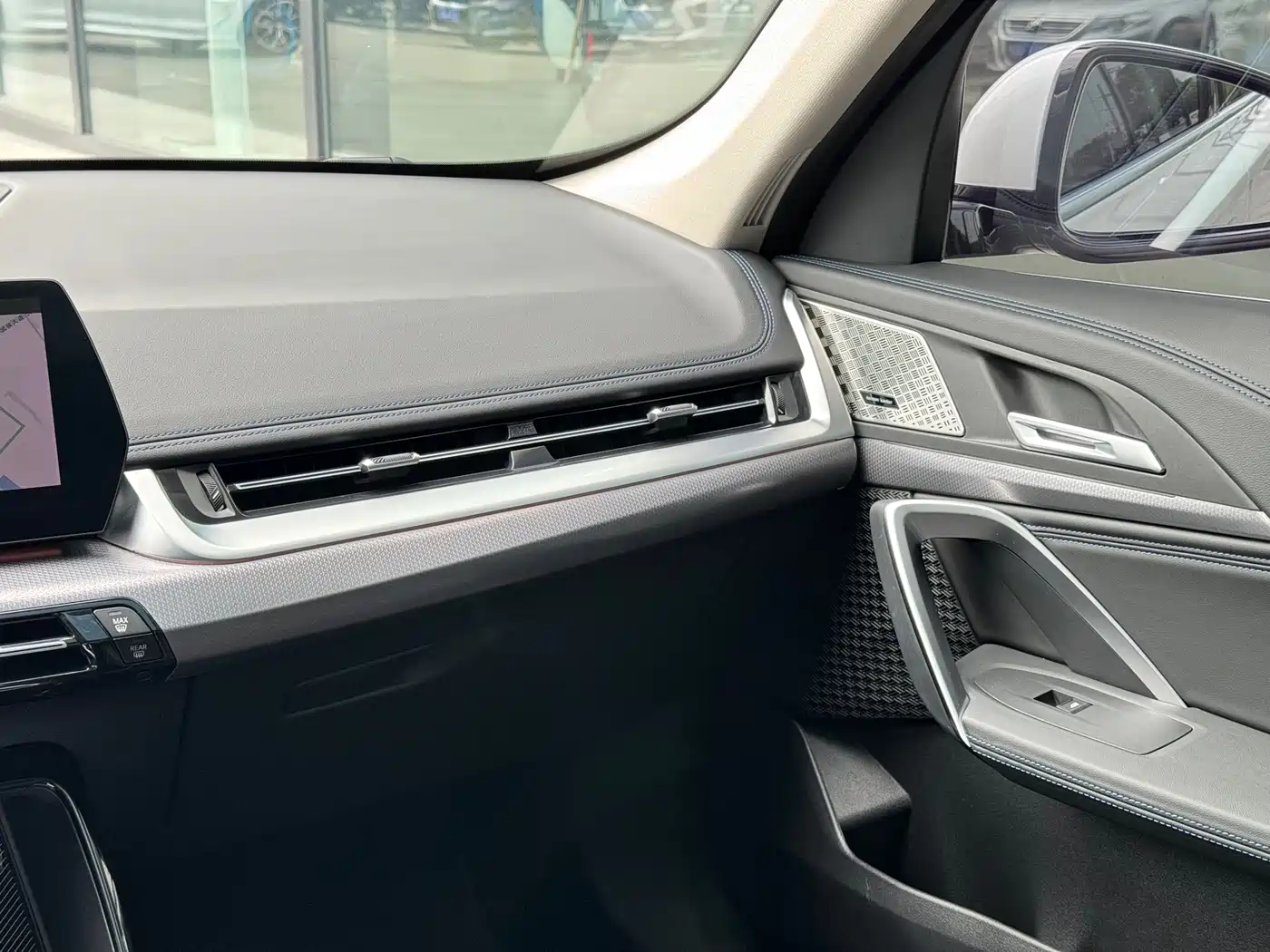 BMW iX1 2023 xDrive30L M Sport Package фото 13