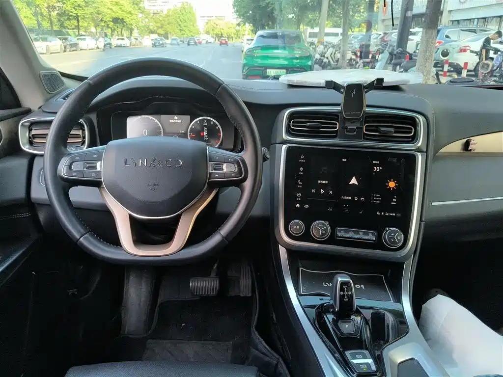 Lynk & Co 01 2019 2.0T 2WD Type Pro Version China V фото 17