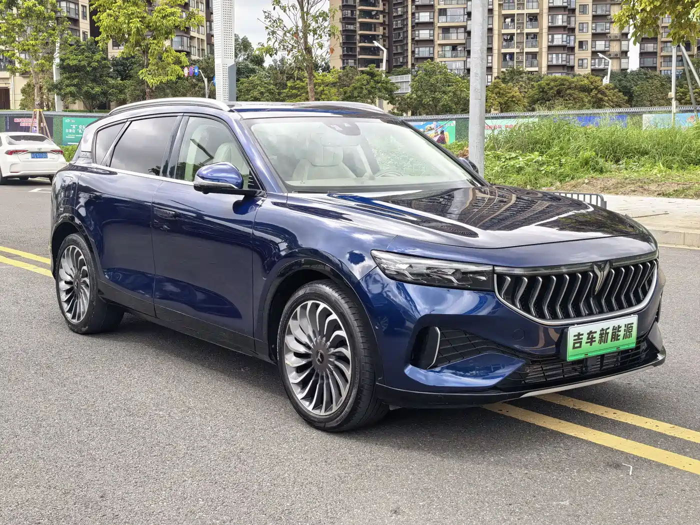 Voyah Auto VOYAH FREE 2021 AWD Standard Range Extender Exclusive Luxury Package фото 3