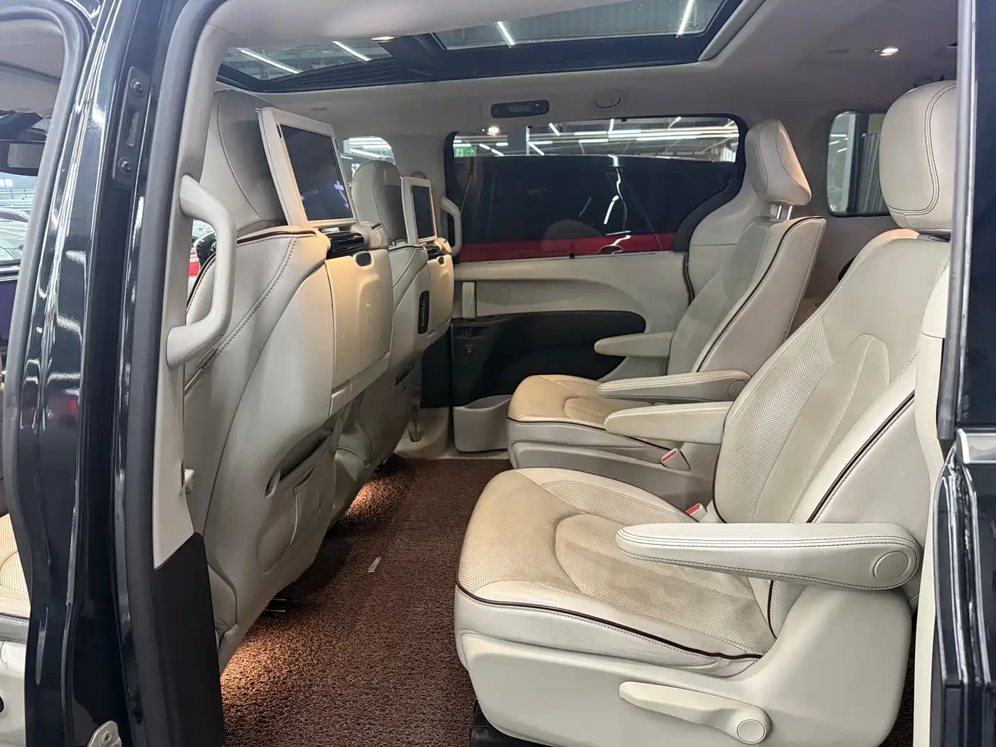 Chrysler Grand Voyager (Import) 2018 2017 3.6L Premium Edition