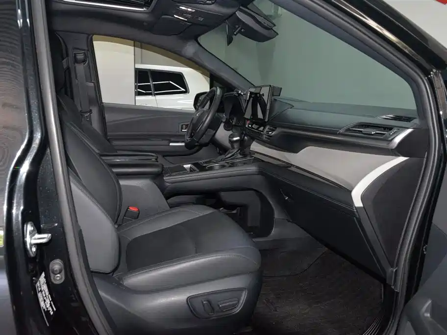 Toyota Granvia 2023 2.5L Hybrid VIP Edition фото 14