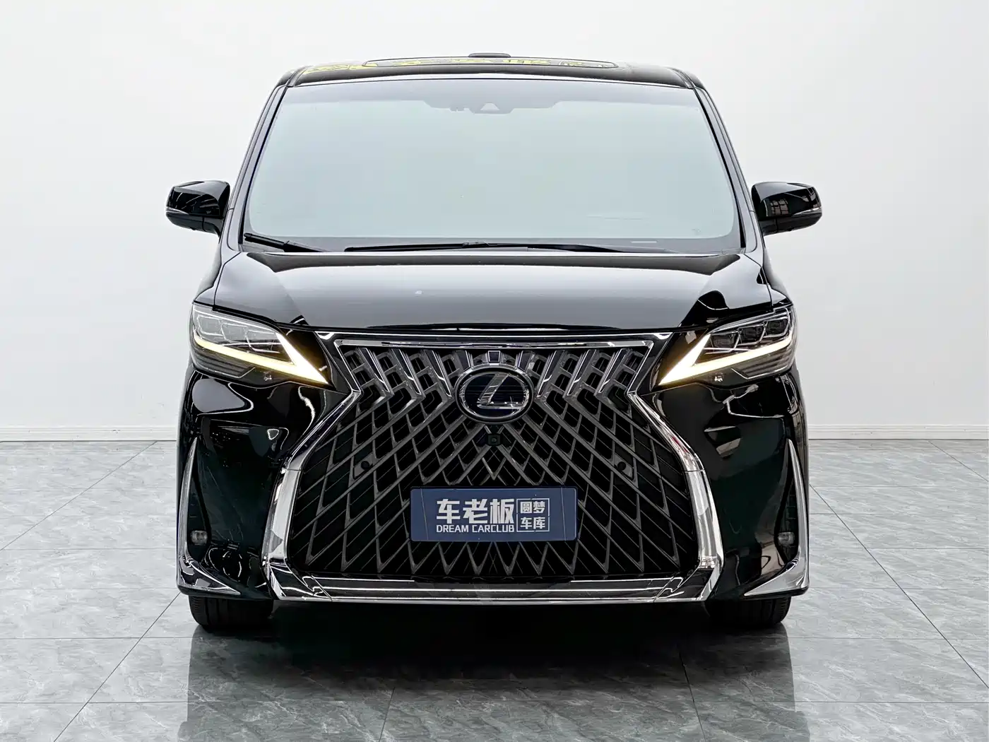 Lexus LM 2020 300h 4-Seat Imperial Edition фото 2
