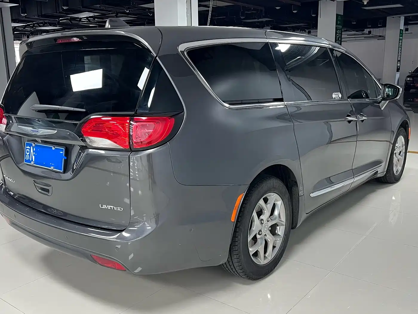 Chrysler Pacifica 2019 2017 3.6L Premium Edition