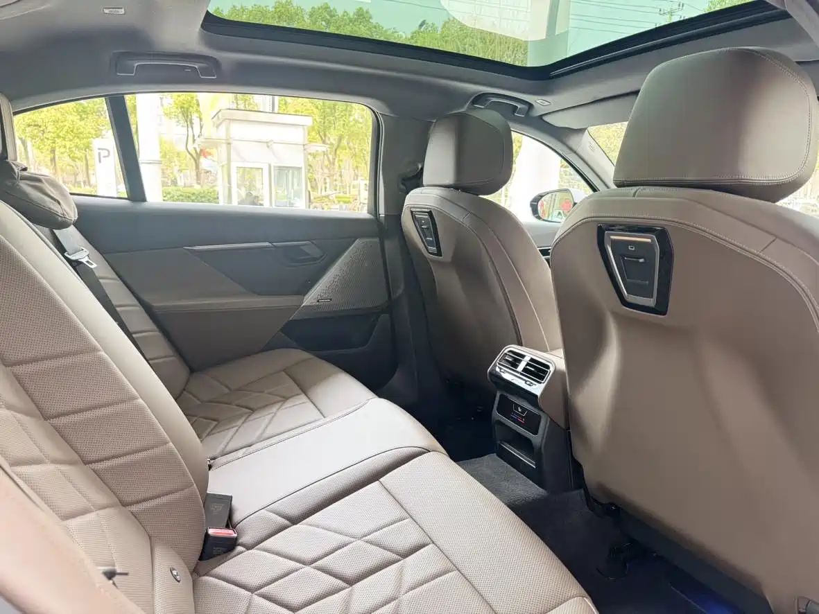 BMW 5 Series 2024 525Li M Sport Package фото 17