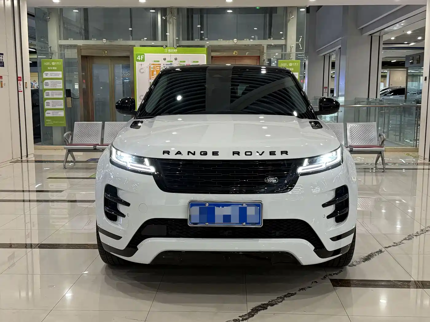 Land Rover Range Rover Evoque 2026 Range Rover Evoque L SE фото 2