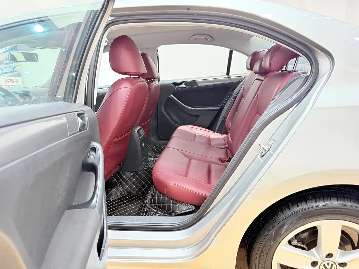 Volkswagen Sagitar 2012 1.6L Automatic Comfort Type фото 11