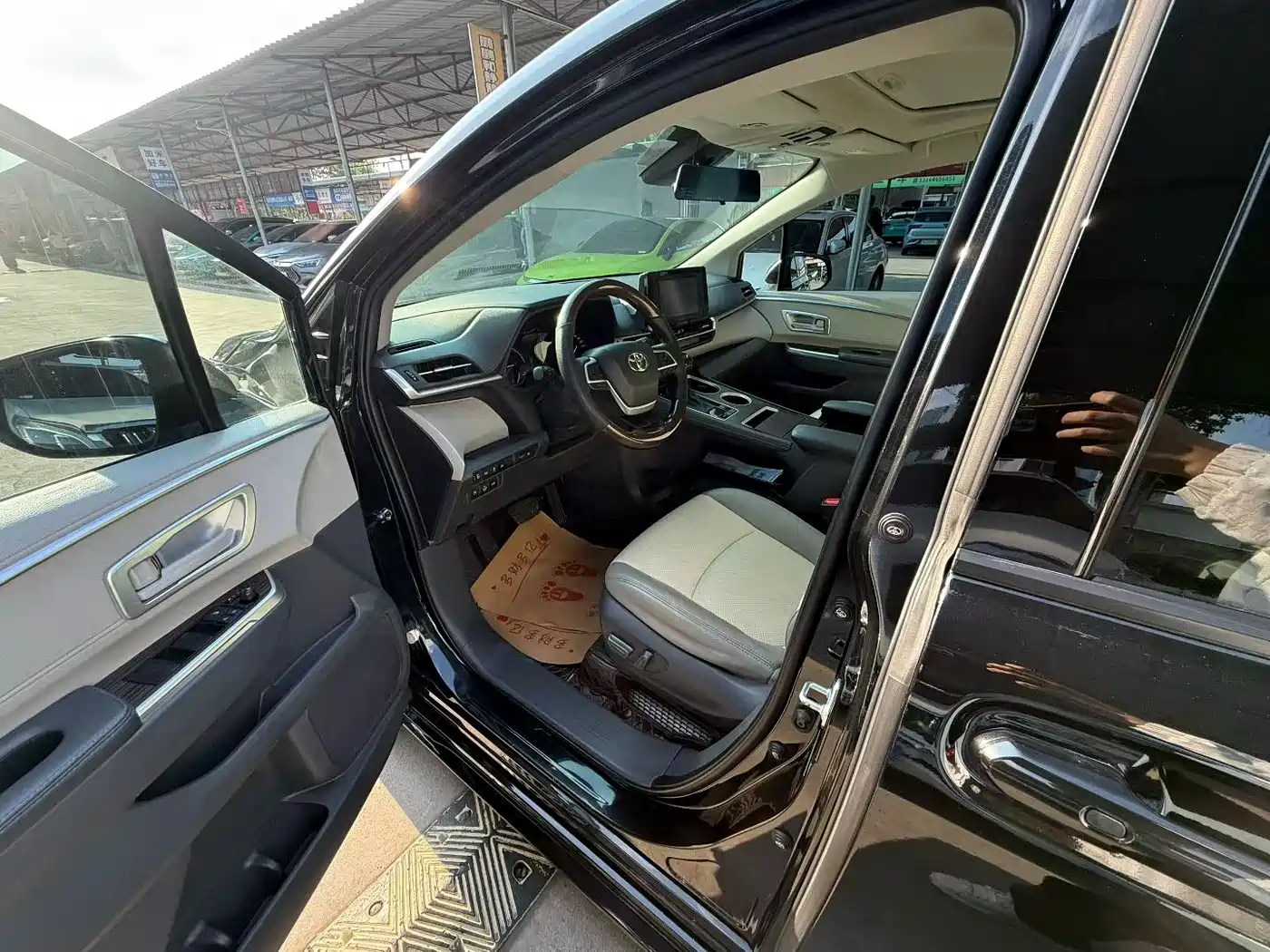 Toyota Sienna 2023 2.5L Hybrid Comfort Edition фото 4