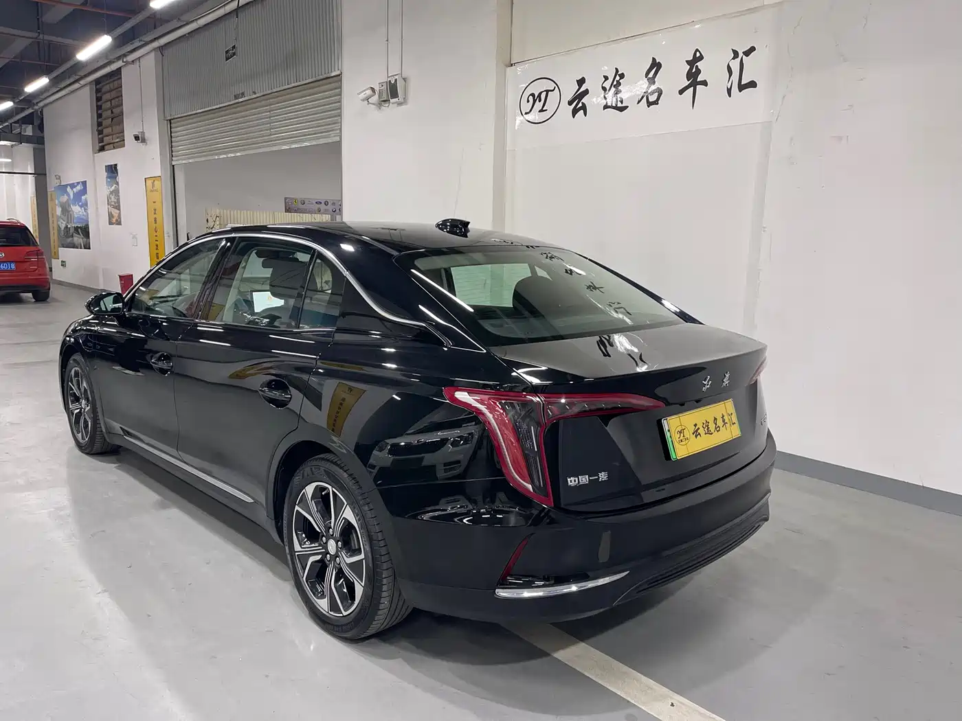 Hongqi E-QM5 2022 431km Charging Enjoyment Edition фото 10