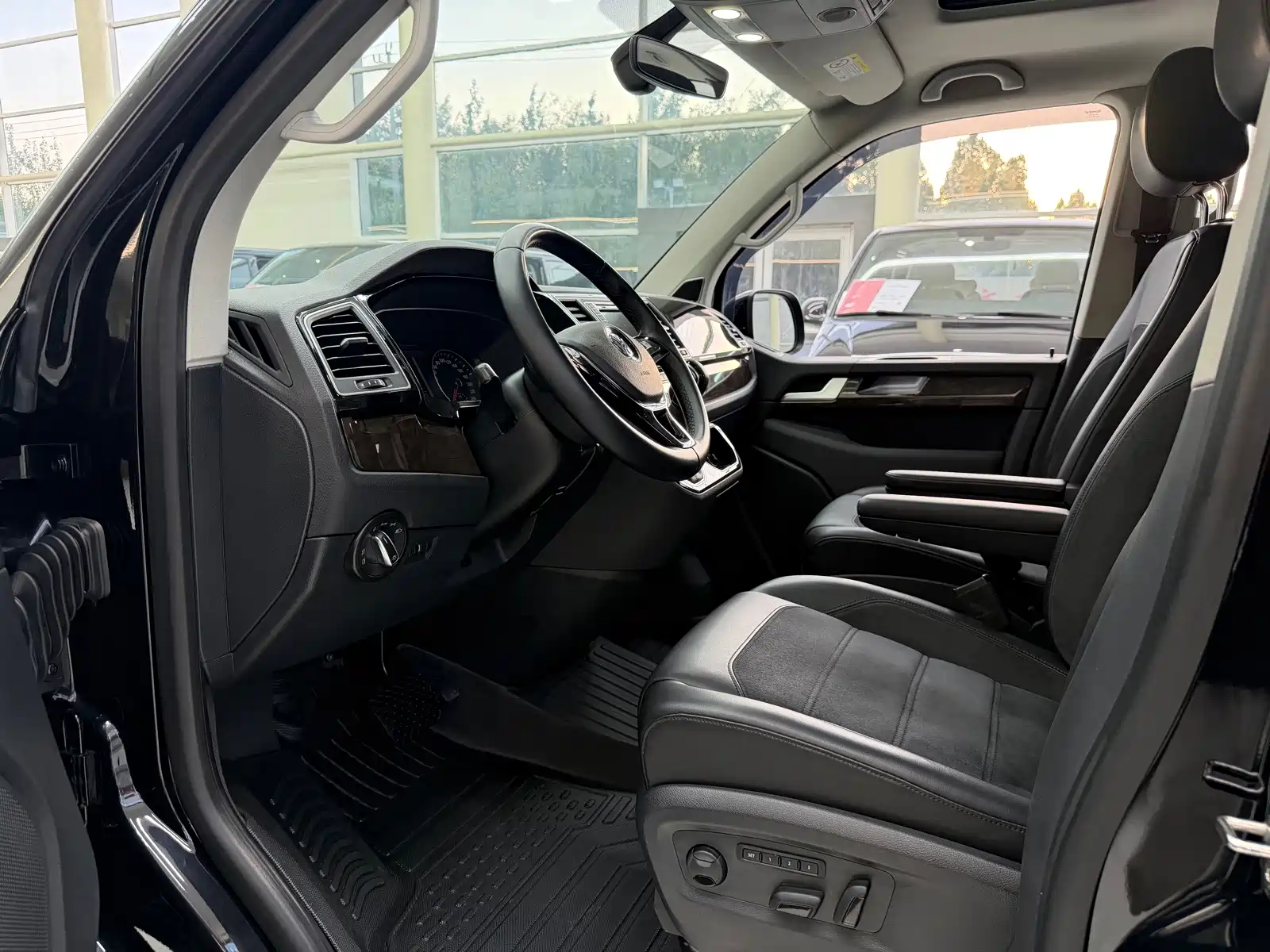 Photo 8 - Volkswagen Multivan